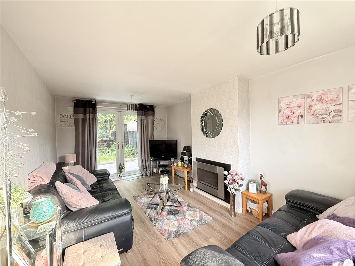 2 bed house - end mews in Chester Avenue, Dukinfield – photo 2